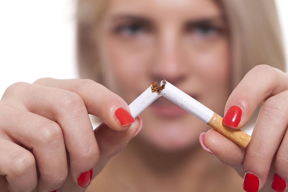 Женщина или мужчина: кому труднее бросить курить?