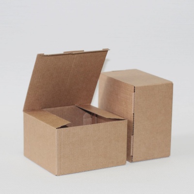 Картонные коробки с откидной крышкой: практичность и удобство хранения